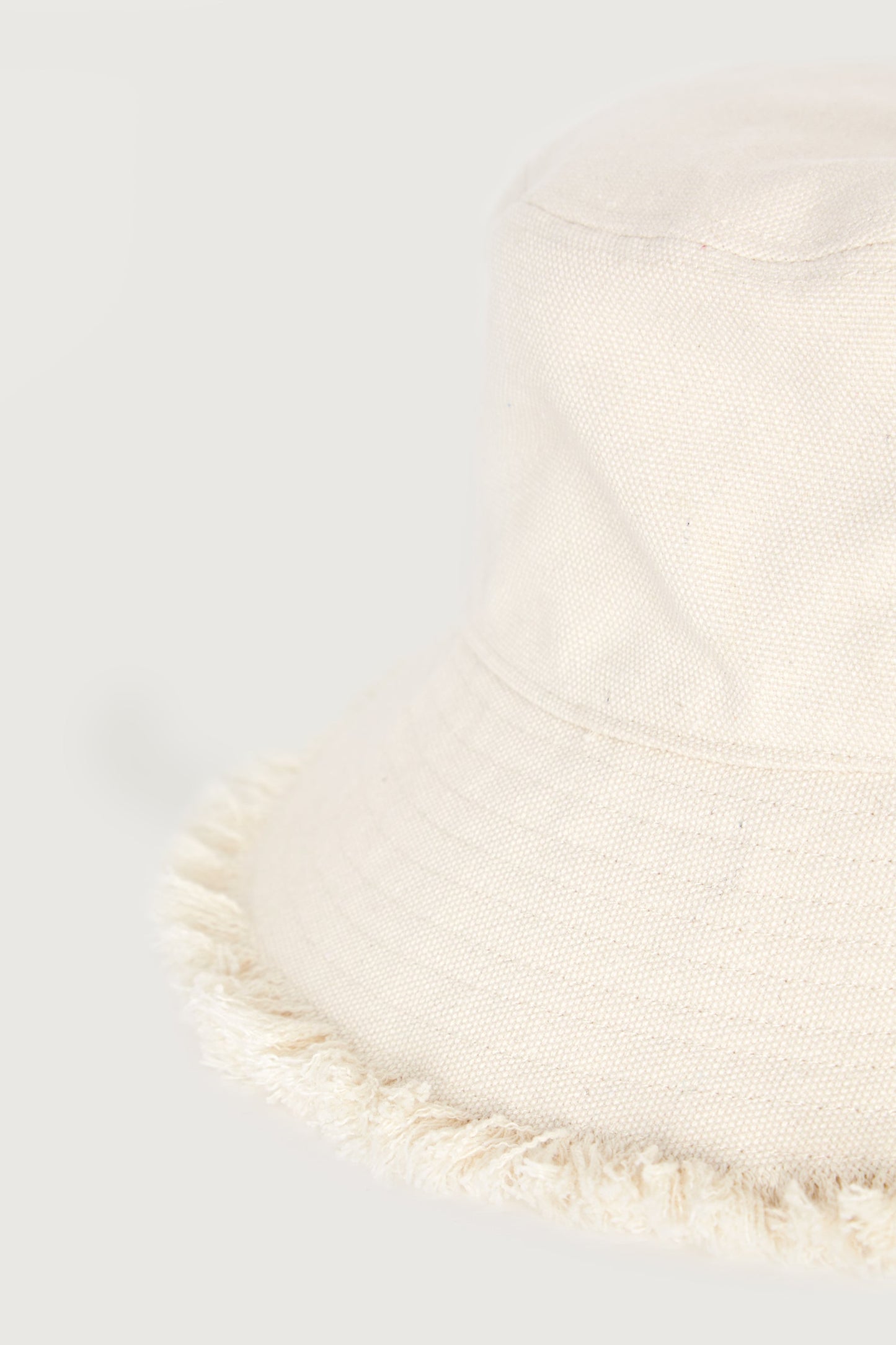 FRAYED BUCKET HAT
