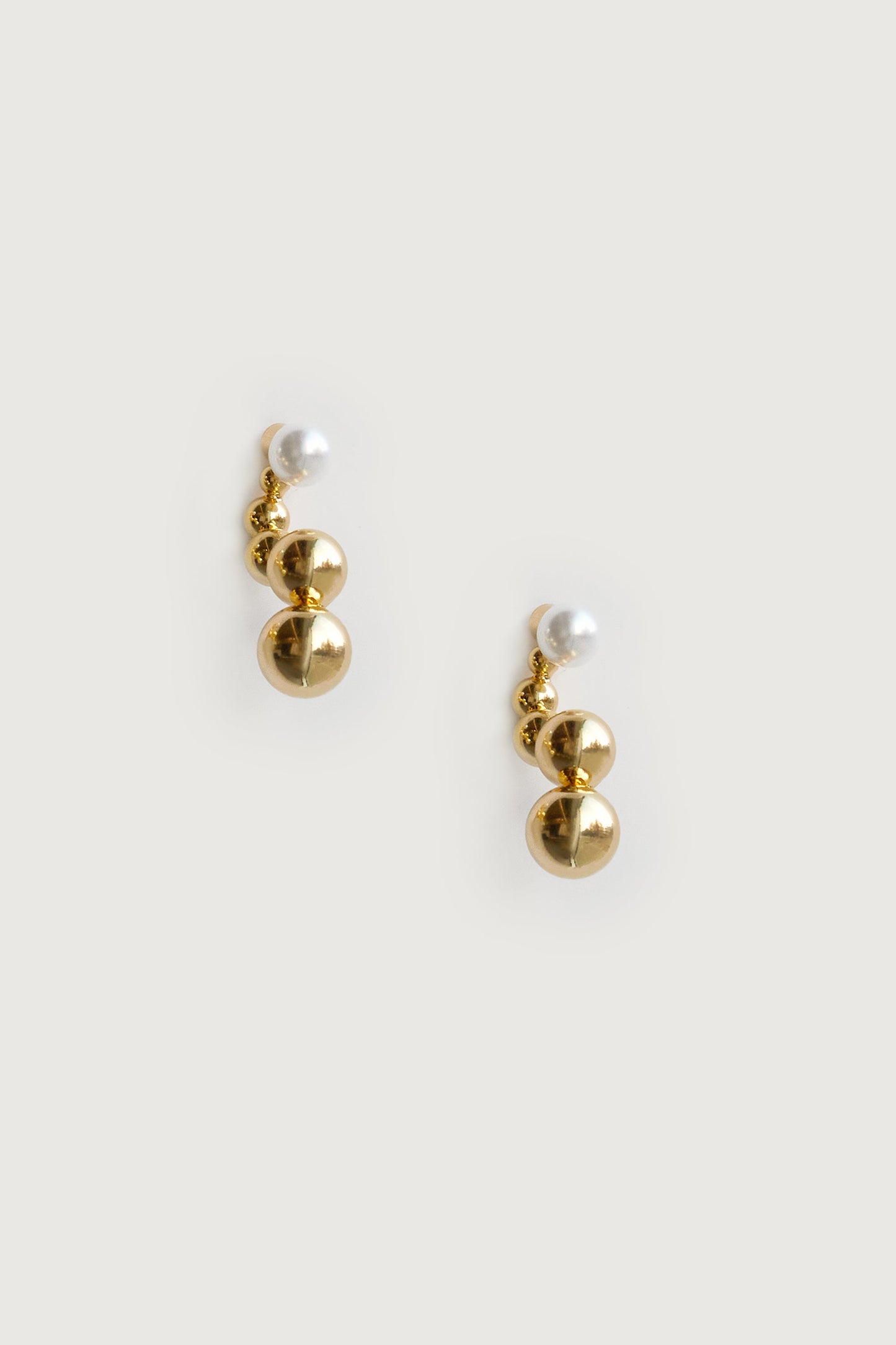 GOLD EARRINGS WITH PEARL DETAIL
