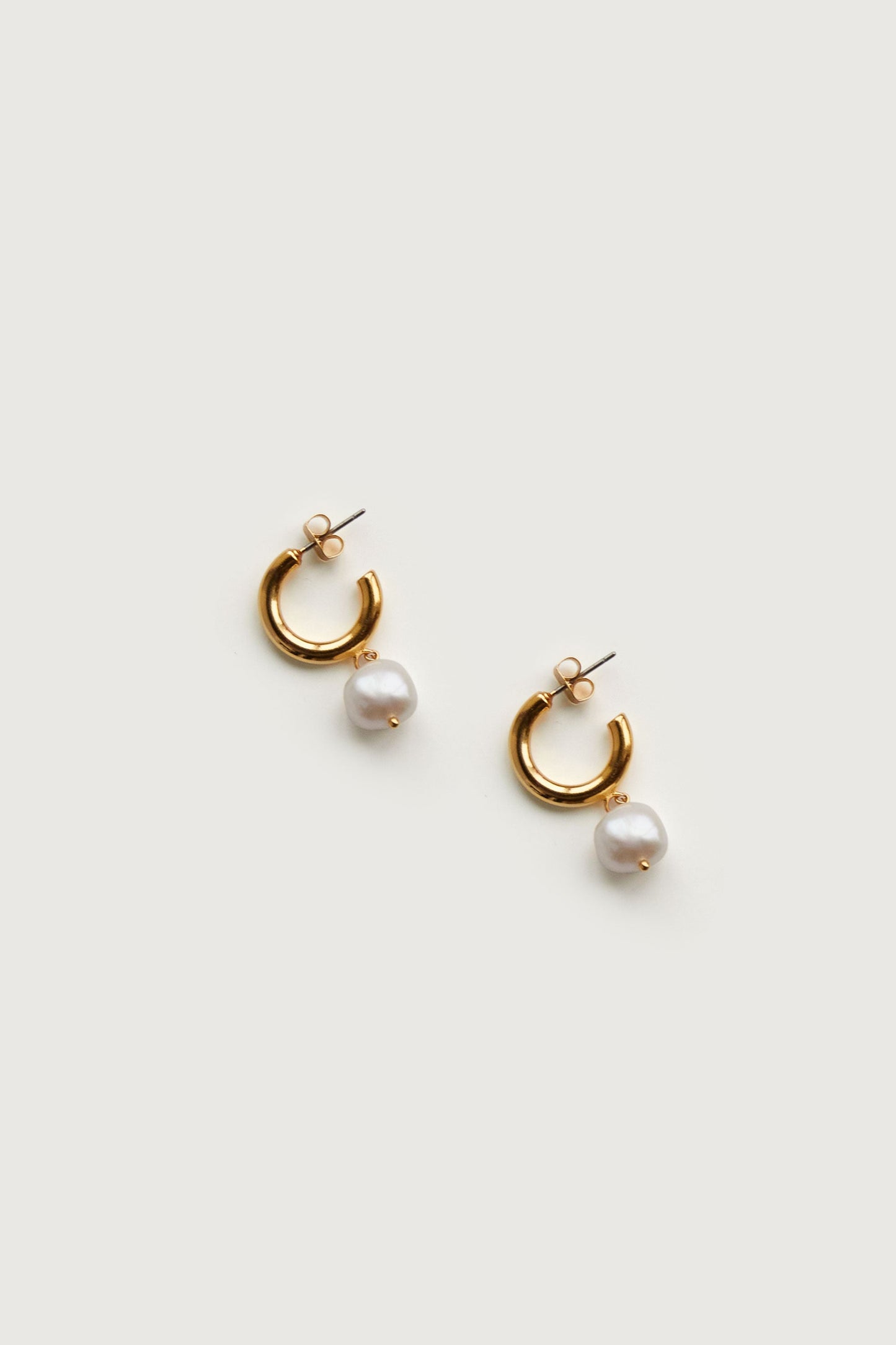 HOOP EARRING WITH PEARL