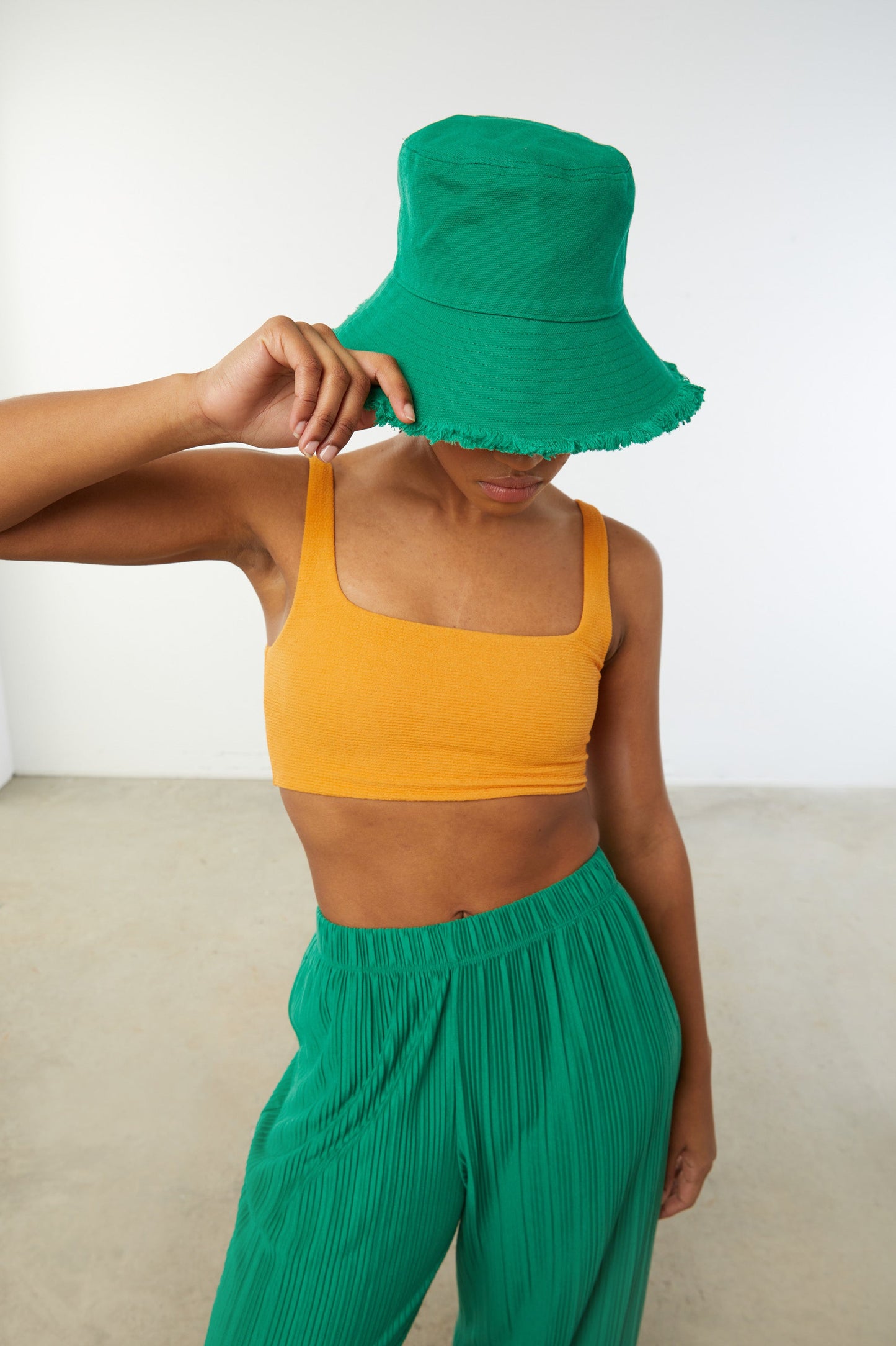 FRAYED BUCKET HAT