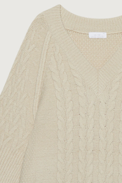 OVERSIZED CABLE KNIT SWEATER
