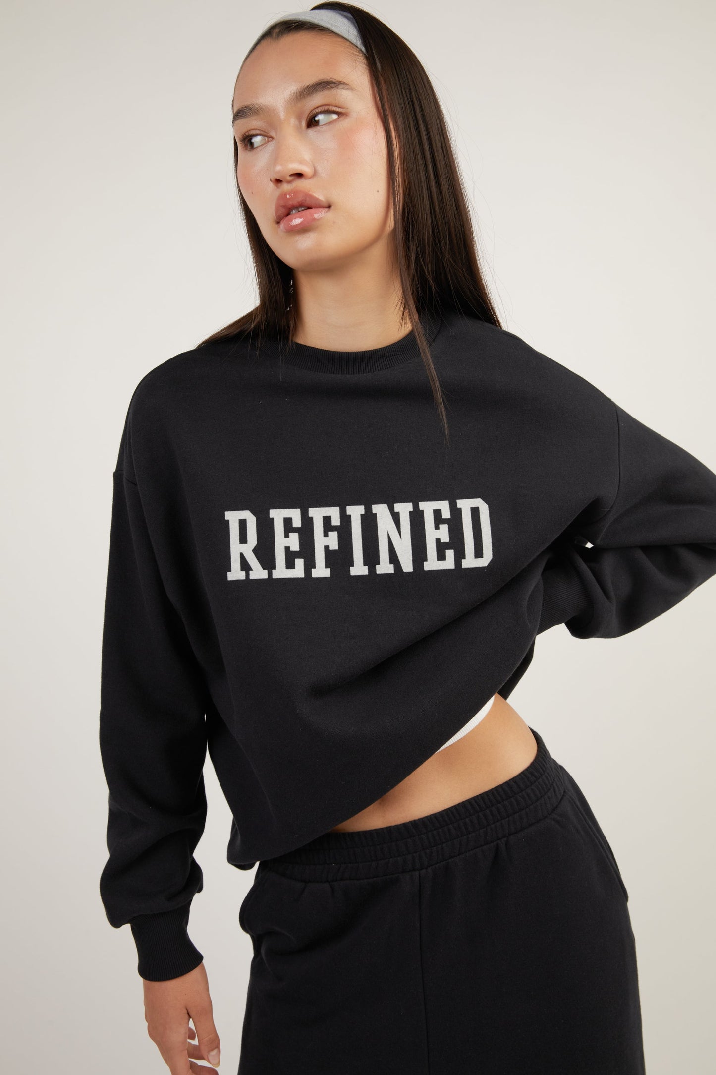 REFINED GRAPHIC LETTERING SWEATSHIRT