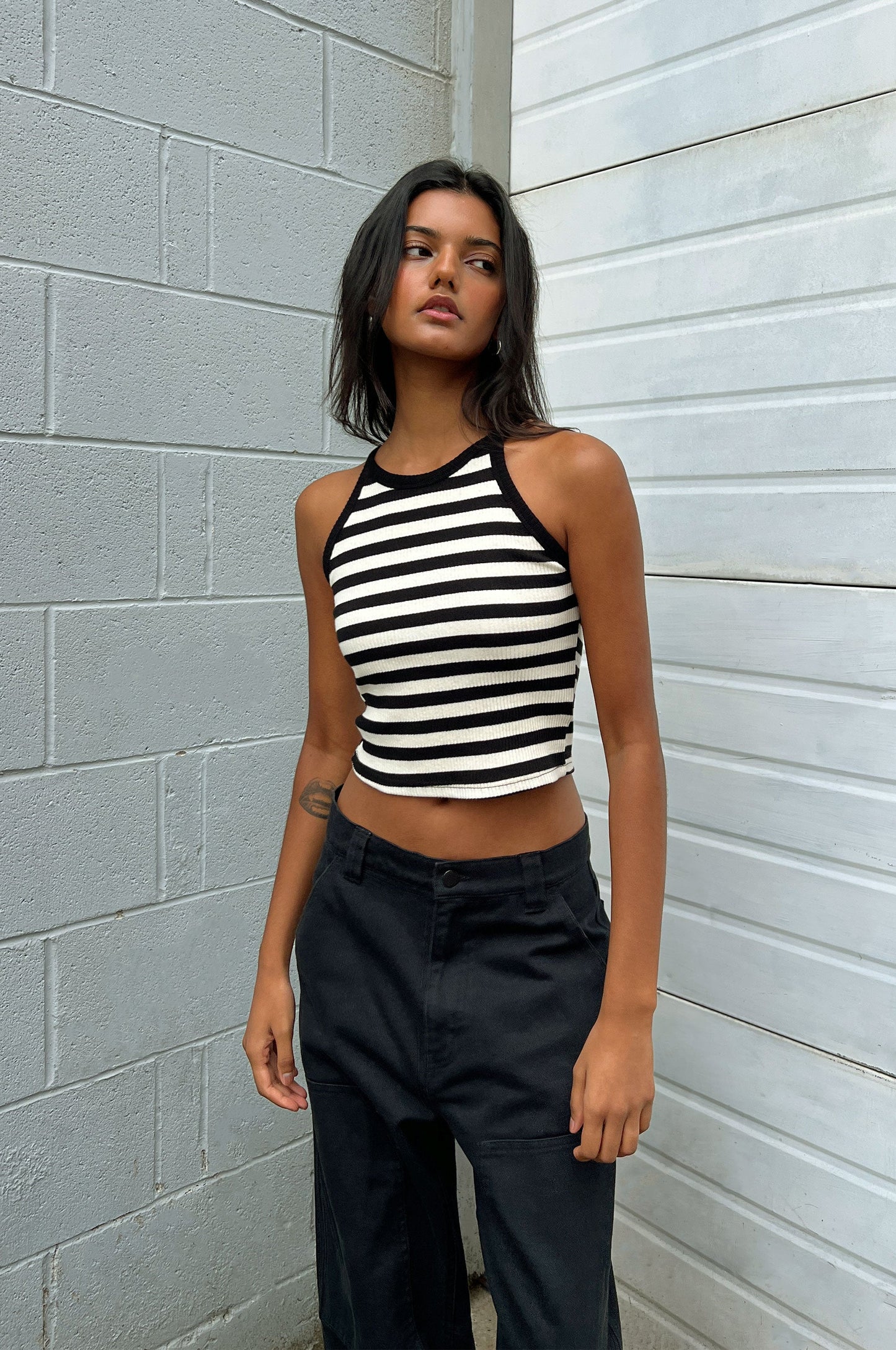 CONTRAST TRIM CROPPED TOP